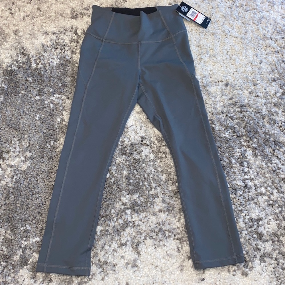 Women’s Under Armour Cropped Leggings — XS